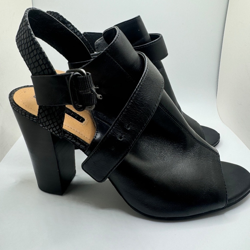 Tahari Martin Size 8M Black LeataherSlingback Sandals with Gunmetal Gray Buckles